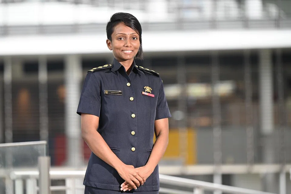 செயல்திறன் பதக்கத்தைப் பெற்ற சிங்கப்பூர்க் குடிமைத் தற்காப்புப் படையின் 3வது பிரிவின் அதிகாரி கேப்டன் ஷவித்தியா ஷண்முகம்.