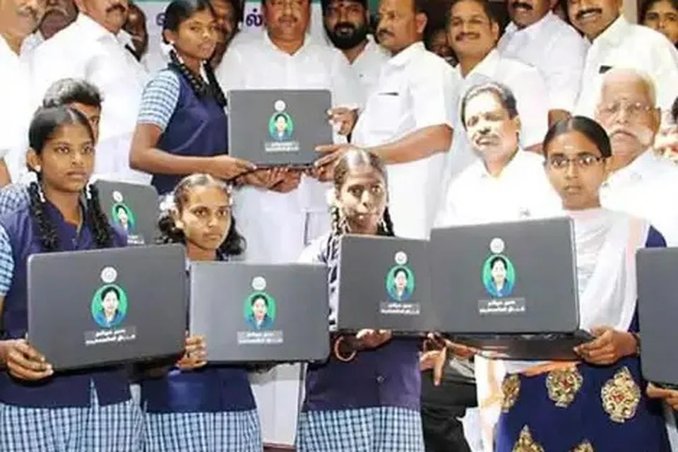 ஜெயலலிதா அரசின் மடிக்கணினித் திட்டத்துக்கு மாணவர்களிடையே ஆதரவு கிடைத்தது.