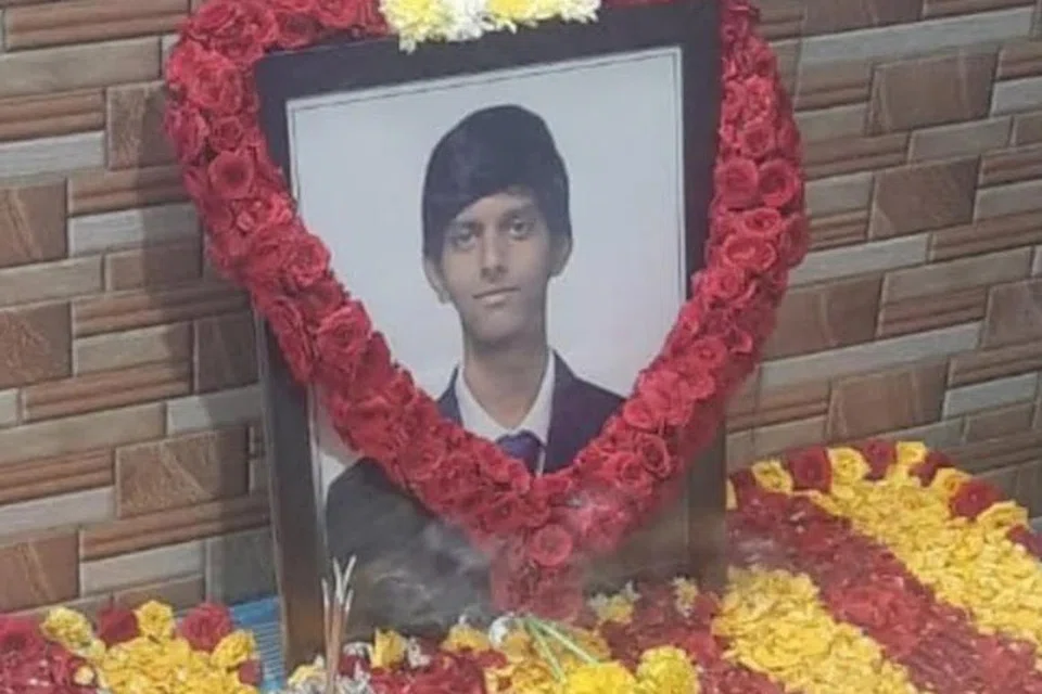 உரிய நடைமுறைகளுக்குப் பிறகு அபிஜித்தின் உடல் ஆந்திர மாநிலத்திலுள்ள அவரது சொந்த ஊருக்குக் கொண்டுவரப்பட்டது.