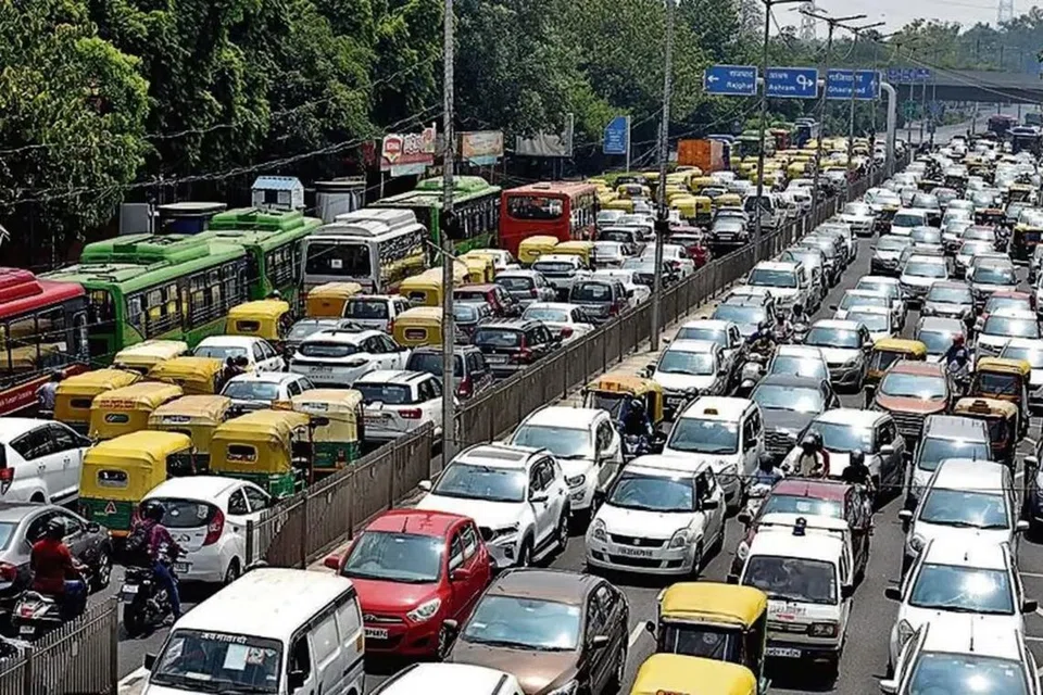விவசாயிகளின் போராட்டத்தால் டெல்லி சாலையில் போக்குவரத்து நெரிசல் ஏற்பட்டது.  