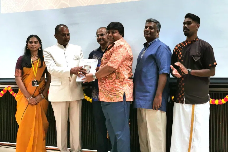 மலாயாப் பல்கலைக்கழகத் தமிழ்ப் பேரவை ஆலோசகர் முனைவர் சிவபாலன் கோவிந்தசாமியிடமிருந்து விருது பெற்றுக்கொள்ளும் சிங்கப்பூர் எழுத்தாளர் மில்லத் அகமது (வலமிருந்து மூன்றாவது).