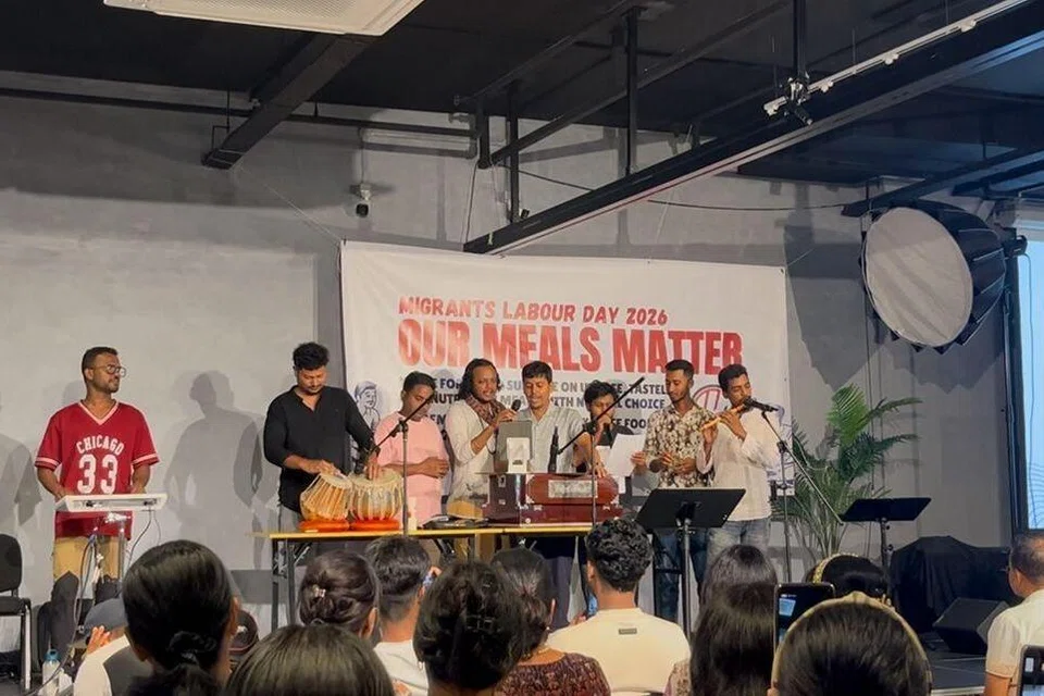 வெளிநாட்டு ஊழியர் தொழிலாளர் தினக் கொண்டாட்டத்தில் இசை நிகழ்ச்சி படைத்த பங்ளாதேஷ் ஊழியர்கள்.