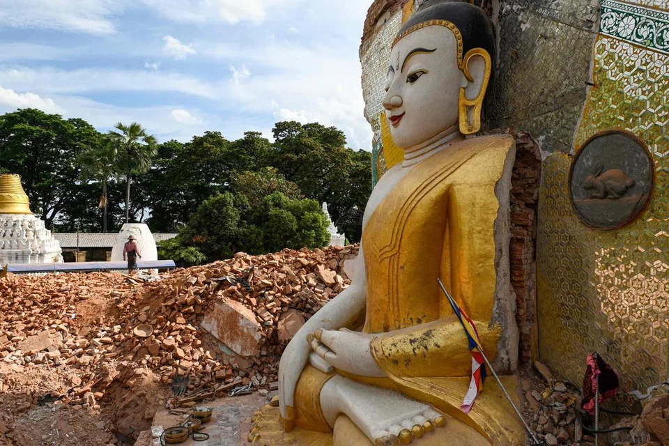 நிலநடுக்கத்தால் மேண்டலே நகரின் புறநகர்ப் பகுதிகளில் ஏற்பட்ட பாதிப்பு.