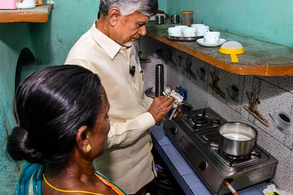 பயனாளியின் வீட்டிற்குச் சென்று இலவச எரிவாயு கலனை இணைத்து தேநீர் செய்த ஆந்திர முதல்வர் சந்திரபாபு நாயுடு.