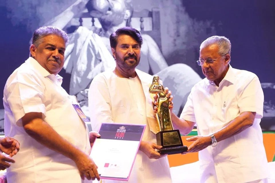 கேரள முதலமைச்சர் பினராயி விஜயன், மம்முட்டிக்கு விருதை வழங்கினார்.