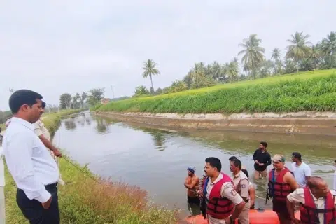 நீருக்குள் மூழ்கிய இரு மாணவியரை மீட்க இரவு பகலாகத் தேடுதல் வேட்டை நடைபெற்றது.