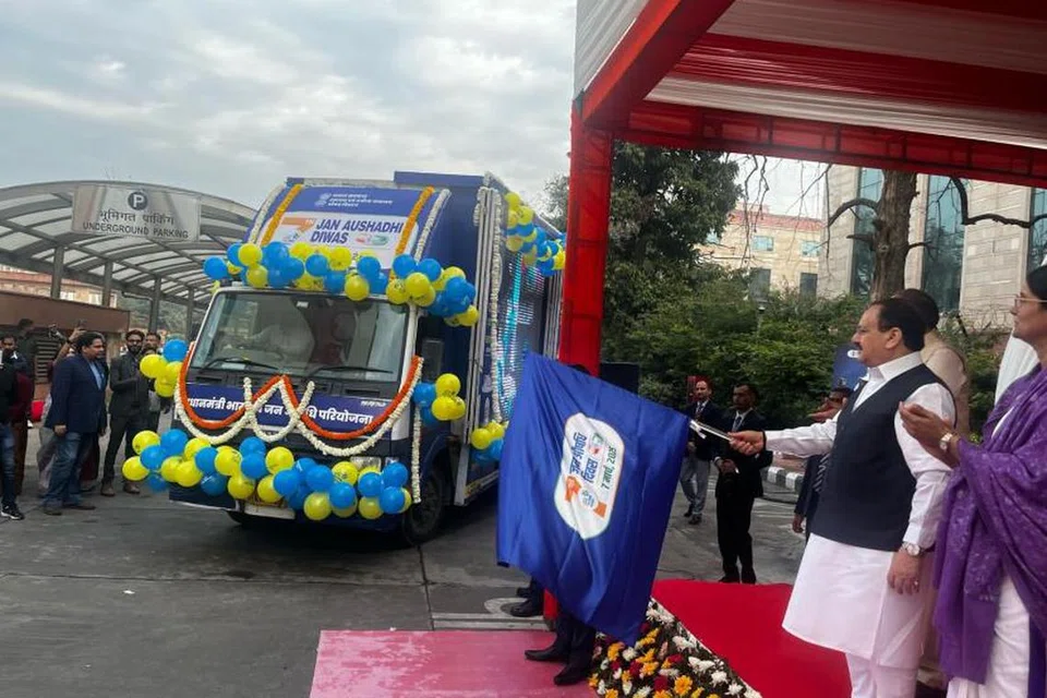 மக்கள் மருந்தக வாரத்தை முன்னிட்டு, மக்கள் மருந்தக வாகனங்களின் விழிப்புணர்வுப் பயணத்தைக் கொடியசைத்துத் தொடங்கி வைத்தார் இந்திய சுகாதார அமைச்சர் ஜே.பி. நட்டா.