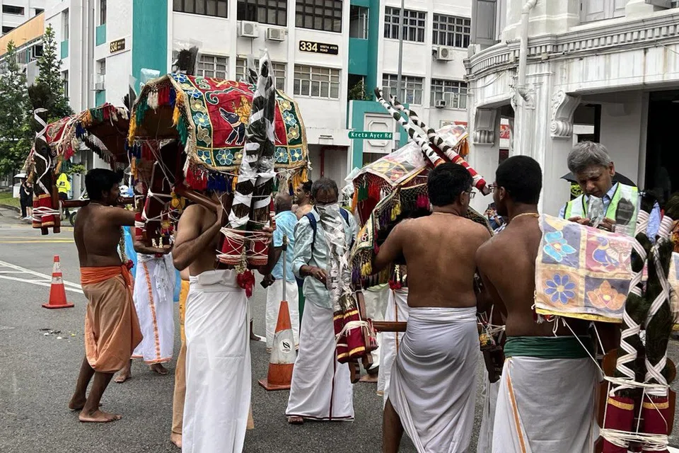 வெள்ளி ரத ஊர்வலத்தில் காவடிகள்.