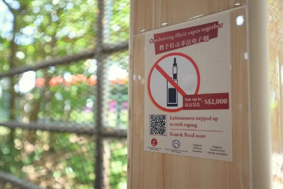 2021ஆம் ஆண்டின் மூன்றாம் காலாண்டில் வாரந்தோறும் சராசரியாக 72 சிகரெட்டுகள் புகைக்கப்பட்டன. இந்த எண்ணிக்கை 2023ஆம் ஆண்டின் நான்காம் காலாண்டில் 56ஆக குறைந்தது. ஒப்புநோக்க, அதே காலகட்டத்தில் மின்சிகரெட் பிடிப்பவர்களின் எண்ணிக்கை 3.9 விழுக்காட்டிலிருந்து 5.2 விழுக்காடு அதிகரித்தது.