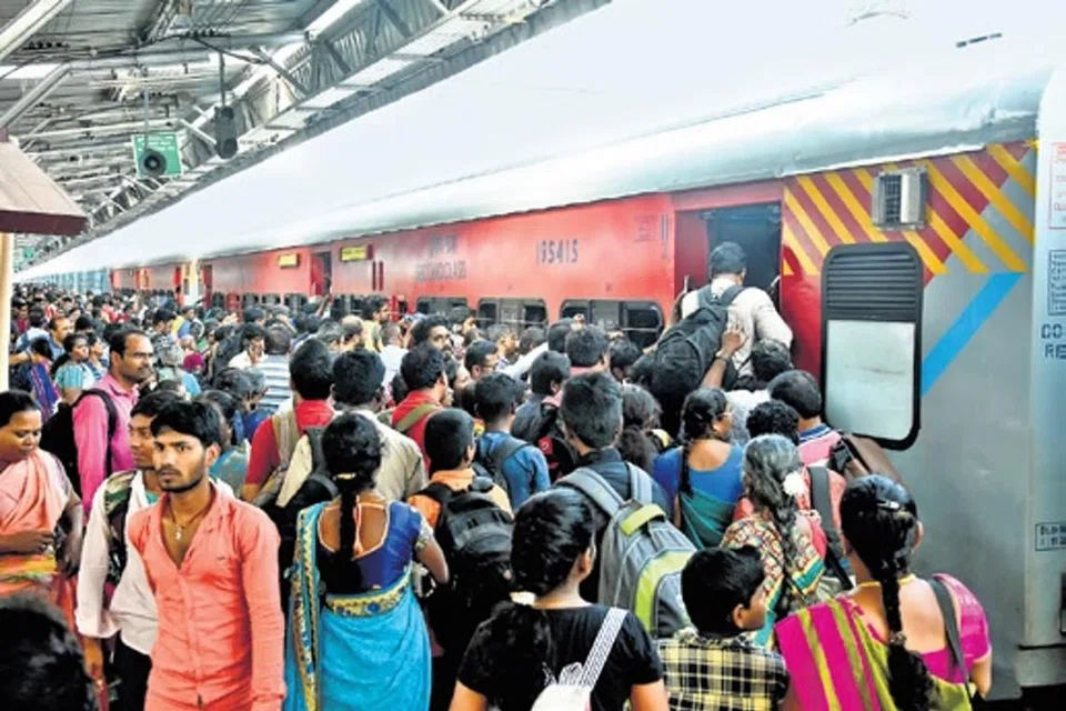 கோடை விடுமுறை காலத்தில் ரயில் பயணங்கள் அதிகரித்துள்ள நிலையில், தண்ணீர் தட்டுப்பாட்டால் தெற்கு ரயில்வே திண்டாடுகிறது.