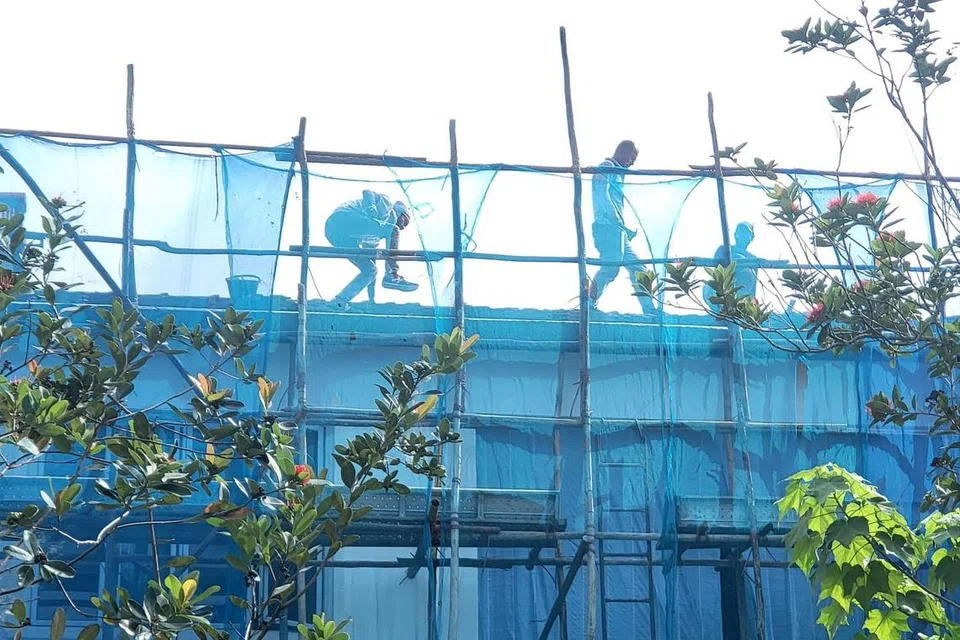 உயரத்திலிருந்து கீழே விழாமல் பாதுகாக்கும் தடுப்புகள் இன்றி ஊழியர்கள் வேலைசெய்தது குறித்த தகவல் கிடைத்ததை அடுத்து ஜூன் 8ஆம் தேதி சோதனை நடத்தியதாக மனிதவள அமைச்சு கூறியது.