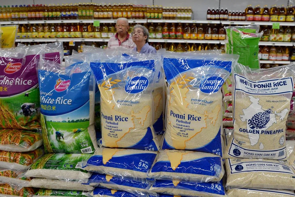 சிங்கப்பூரின் ஷெங் சியோங் பேரங்காடியில் விற்கப்படும் இந்தியாவின் பொன்னி அரிசி.