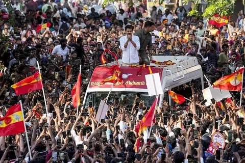 விஜய்யும் அவரைக் காணத் திரண்ட மூவாயிரம் பேரும் போக்குவரத்துக்குத் தடையாக இருந்தனர் எனப் புகாரில் குறிப்பிடப்பட்டுள்ளது.