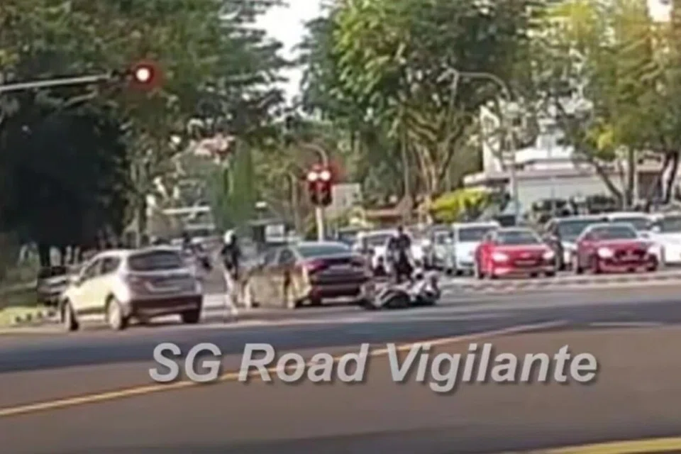 கிளமெண்டி அவென்யூ 2, காமன்வெல்த் அவென்யூ வெஸ்ட் சந்திப்பில் நிகழ்ந்த விபத்தில் 43 வயது மோட்டார் சைக்கிளோட்டி காயமுற்றார்.