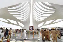 எம்.ஜி.ஆர்., ஜெயலலிதா நினைவிட நுழைவாயில் உட்புறத்தில் உறுதிமொழி ஏற்பு நிகழ்ச்சி நடக்கிறது.