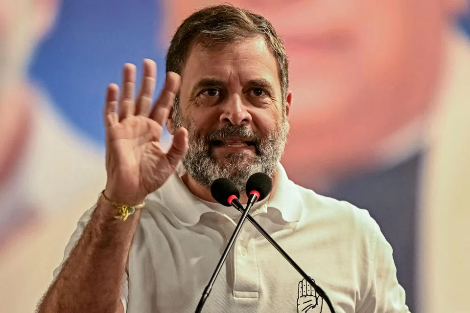 காங்கிரஸ் கட்சி எம்.பி. ராகுல் காந்தியின் பேச்சால் அதிர்ச்சி அடைந்ததே தம் கையிலிருந்த பால் கலன் தவறி விழ காரணம் என்று புகாரளித்தவர் தமது மனுவில் குறிப்பிட்டுள்ளார்.