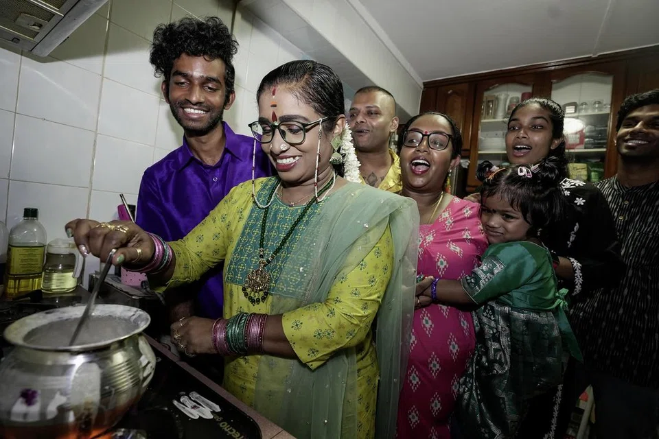 வீட்டில் சமையலறையில் பொங்கலைப் பொங்க வைக்கும் தாயார் 55 வயது செல்வராணி சிதம்பரத்துடன் (இடமிருந்து) பிள்ளைகள் உதயநிதி சிதம்பரம், 24, கதிர்செல்வம் சிதம்பரம், 32 , ரோஸ்பிரியா சிதம்பரம், 31, பேத்தி ரெஹன்னா நைரா, 3, அருண்ராஜ் சிதம்பரம், 30, திரெஷபிரியா சிதம்பரம், 21 ஆகியோர் சூழ்ந்திருந்தனர்.