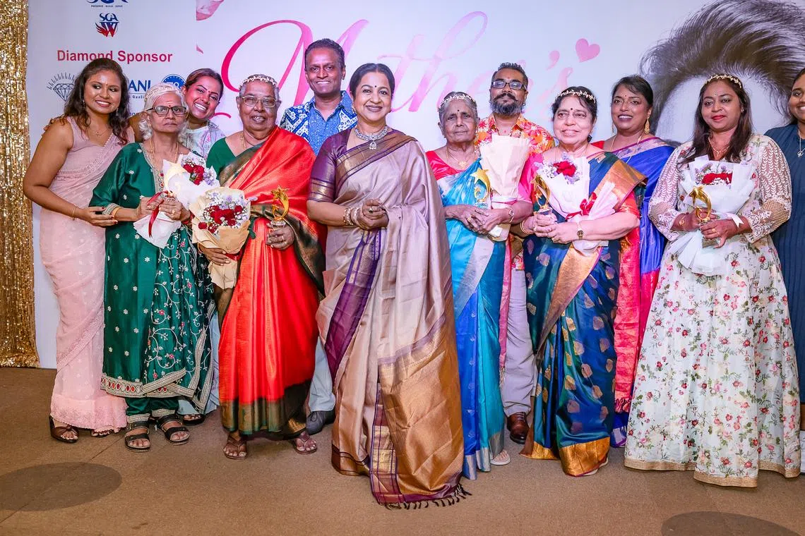 அன்னையர் தின விழா: நட்சத்திர தம்பதிகள் பங்கேற்பு