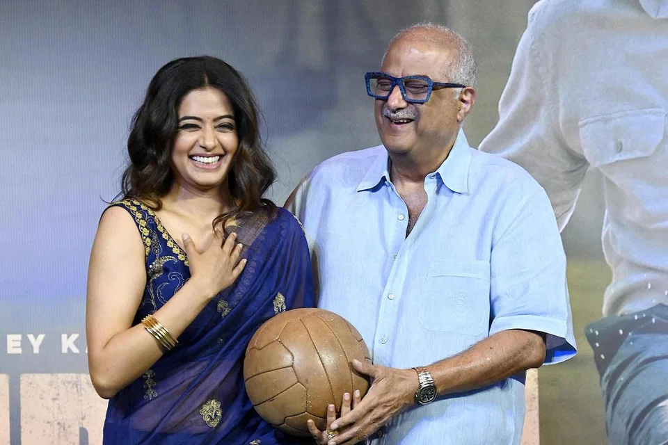 நடிகை பிரியாமணியும் திரைப்படத் தயாரிப்பாளர் போனி கபூரும் மார்ச் 7ஆம் தேதி மும்பையில் நடைபெற்ற ‘மைதான்’ இந்தித் திரைப்படத்தின் டிரெய்லர் வெளியீட்டு விழாவில் கலந்துகொண்டனர்.