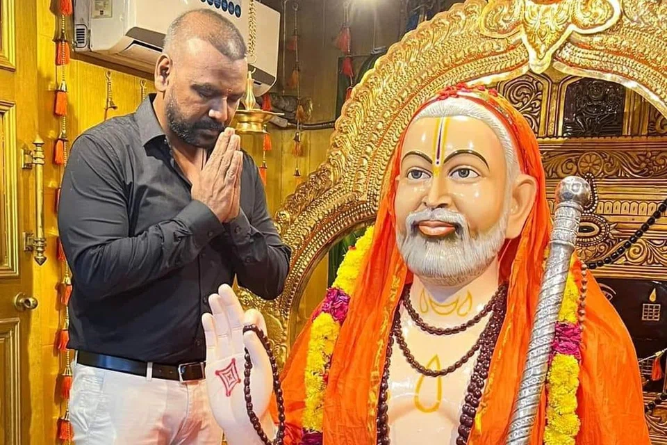தனது ராகவேந்திரர் கோவிலில் லாரன்ஸ்.