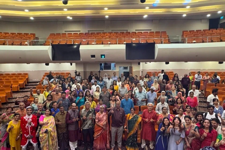 ‘அன்றும் இன்றும்’ என்ற மாறுபட்ட இசைநிகழ்ச்சியில் 350க்கும் மேற்பட்டோர் கலந்துகொண்டு மகிழ்ந்தனர்.