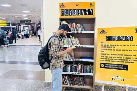 பயணிகள் விமான நிலைய அலமாரிகளில் வைக்கப்பட்டுள்ள நூல்களை இலவசமாக எடுத்துப் படிக்கலாம். தாங்கள் பயணம் செய்யும் விமானத்திலும் அந்நூலை எடுத்துச் சென்று படிக்க அனுமதி வழங்கப்படுகிறது.