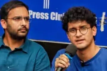 சிஜேபி தலைவர்களான சௌரவ் தாஸ், அசுதோஷ் ரங்கா ஆகிய இருவரையும் ராஜௌரி பூங்கா அலுவலகத்துக்கு வரும்படி புதுடெல்லி காவல்துறையின் குற்றவியல் பிரிவு  கேட்டுக்கொண்டதை அவர்கள் மறுத்தனர்.