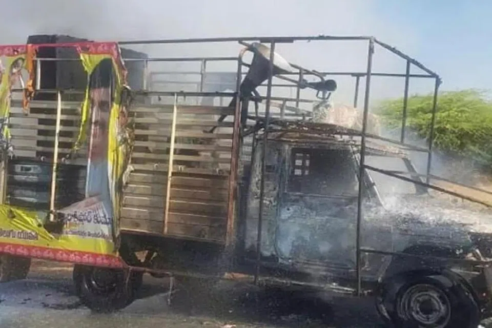 திருப்பதி அடுத்த வால்மீகிபுரம் மண்டலம், விட்டாலம் எனும் இடத்தில் தீவைக்கப்பட்ட தெலுங்கு தேச கட்சியின் தேர்தல் பிரசார வாகனம்.