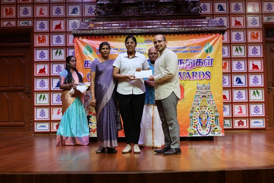 கல்வியில் சிறந்து விளங்கிய தொழில்நுட்பக் கல்விக் கழக முதலாமாண்டு மாணவியான கீர்த்தனாவுக்கு உபகாரச் சம்பளத்திற்கான விருதை வழங்கினார் கல்வி மற்றும் தேசிய வளர்ச்சி அமைச்சின் மூத்த நாடாளுமன்றச் செயலாளர் சையது ஹருன் அல்ஹப்ஷி. உடன் மாணவியின் தாயார் திருமதி சாந்தி (இடமிருந்து 2வது).