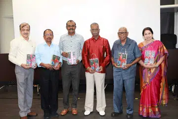 நூல் வெளியீட்டு விழாவில் (இடமிருந்து) சிங்கப்பூர்த் தமிழ் எழுத்தாளர் கழகத் தலைவர் சு.முத்துமாணிக்கம், முனைவர் அ.வீரமணி, முன்னாள் நியமன நாடாளுமன்ற உறுப்பினர் இரா.தினகரன், ‘வாமனத் தீவு’ நூலாசிரியர் நா.ஆண்டியப்பன், முனைவர் சுப.திண்ணப்பன், முனைவர் சித்ரா சங்கரன்.