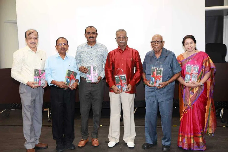 நூல் வெளியீட்டு விழாவில் (இடமிருந்து) சிங்கப்பூர்த் தமிழ் எழுத்தாளர் கழகத் தலைவர் சு.முத்துமாணிக்கம், முனைவர் அ.வீரமணி, முன்னாள் நியமன நாடாளுமன்ற உறுப்பினர் இரா.தினகரன், ‘வாமனத் தீவு’ நூலாசிரியர் நா.ஆண்டியப்பன், முனைவர் சுப.திண்ணப்பன், முனைவர் சித்ரா சங்கரன்.