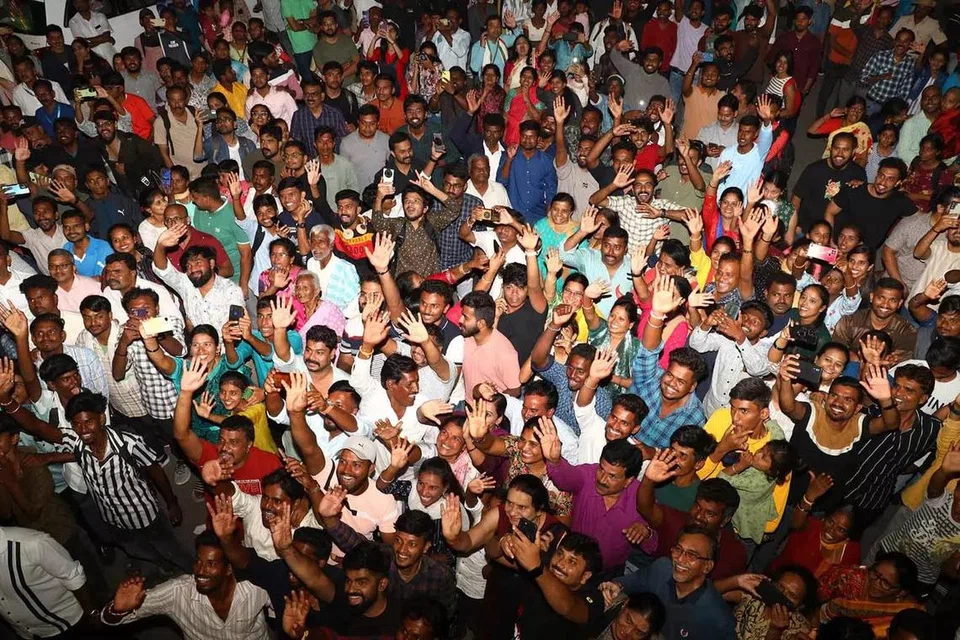 மைசூரு தசரா திருவிழாவைக் காண லட்சக்கணக்கானோர் குவிந்தனர்.