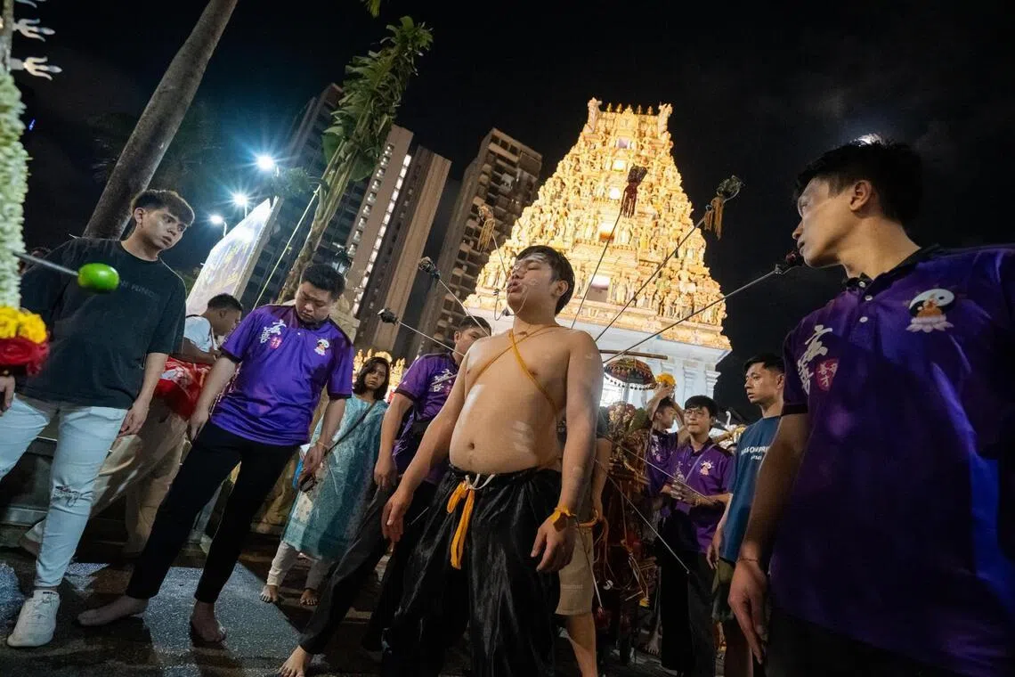 பிற இனத்தவர் உதிரத்திலும் உணர்விலும் ஊறிய காவடிப் பண்பாடு