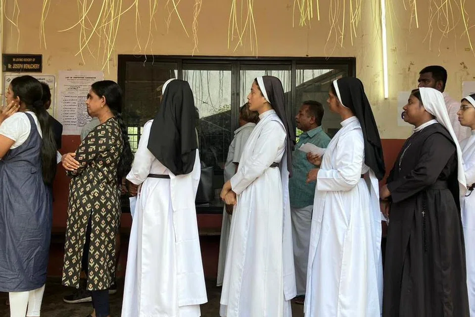 கேரளாவில் உள்ள சாலக்குடி தொகுதியில், செயிண்ட் ஜோசஃப் உயர்நிலைப்பள்ளியில் வரிசையில் நின்று வாக்களிக்கும் வாக்காளர்கள். கேரளத்தில் உள்ள  20 நாடாளுமன்றத் தொகுதிகளில் 194 வேட்பாளர்கள் போட்டியிடுகின்றனர்.