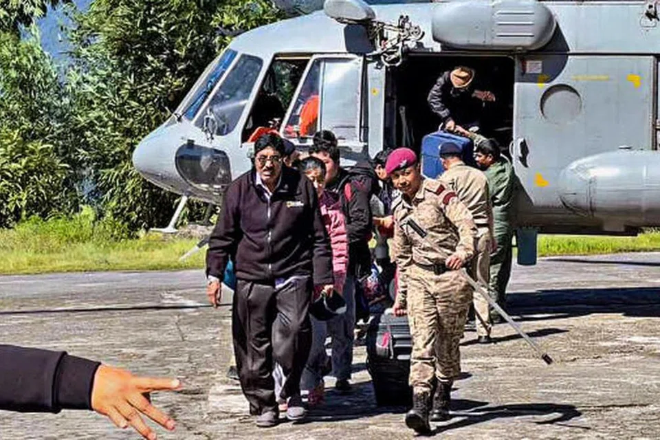 இங்கு ராணுவம், விமானப்படையினர் மீட்பு பணியில் ஈடுபட்டுள்ளனர்.