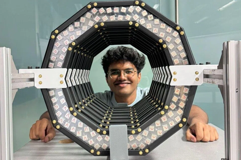 காந்த அதிர்வு இயந்திரங்கள் (MRI) பற்றிய ஆராய்ச்சிக்காக உருவாக்கிய மாதிரியுடன் அனிருத். 