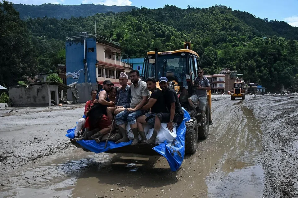 ஆகஸ்ட் 27ஆம் தேதியன் நேப்பாளத்தின் நுவாகோட் மாவட்டத்தில் உள்ள தேவிகாட் பகுதியில் ஏற்பட்ட திடீர் வெள்ளத்திற்குப் பிறகு, வெள்ளத்தில் சிக்கியிருந்த மக்களை மீட்புப் பணியாளர்கள் அகழ்வு இயந்திரத்தின் உதவியுடன் வெளியேற்றினர்.