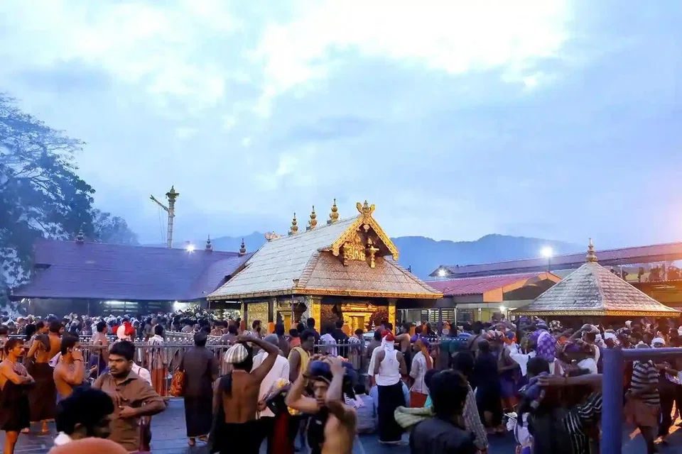 சபரிமலை ஐயப்பன் கோயிலில் மேல் சாந்தி, பூசாரிகள், நாள்சம்பளப் பணியாளர்கள், குத்தகைதாரர்கள் என 18 பேரின் கணக்குகளில் பெரும் தொகை பரிமாற்றம் நடந்துள்ளது கண்டுபிடிக்கப்பட்டுள்ளது.