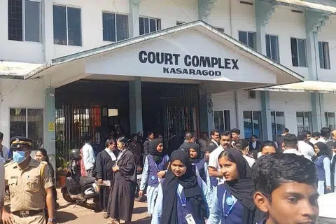 முன்னெச்சரிக்கை நடவடிக்கையாக காசர்கோடு நீதிமன்றக் கட்டடத்திலிருந்து அனைவரும் வெளியேற்றப்பட்டனர்.