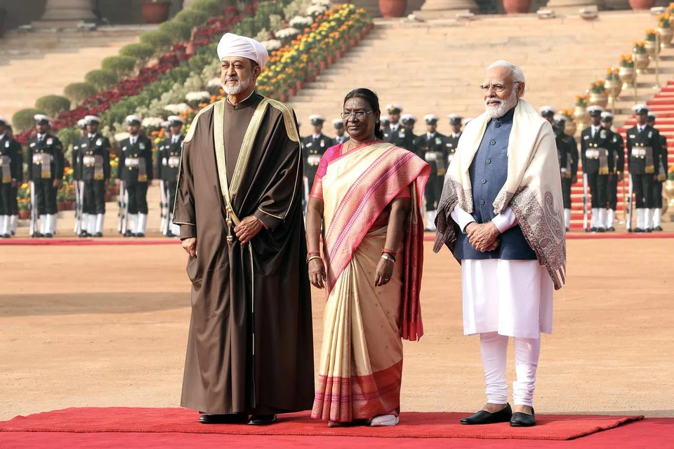 இந்தியக் குடியரசுத் தலைவர் திரௌபதி முர்மு, பிரதமர் நரேந்திர மோடியுடன் ராணுவ அணிவகுப்பு மரியாதையைப் பார்வையிடும் ஓமான் நாட்டு மன்னர் ஹைதம் பின் தாரிக். 