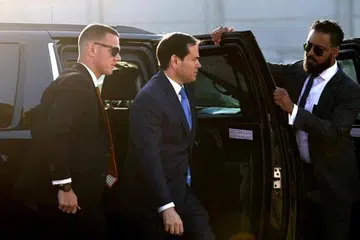 இஸ்ரேலின் டெல் அவிவ் விமான நிலையத்தில் மார்க்கோ ரூபியோ