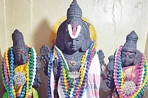 கும்பகோணத்திலுள்ள அத்திவரதர் சிலை.