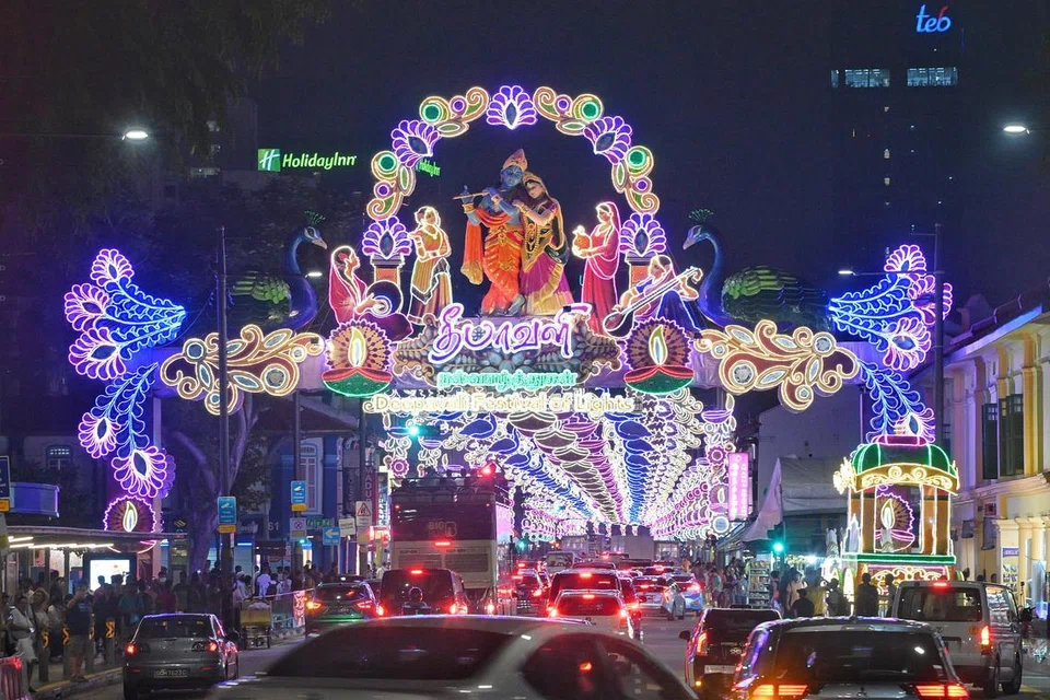 ஒளிசிந்தும் தீபாவளித் தோரணங்கள் லிட்டில் இந்தியா வட்டாரத்திற்கு மேலும் அழகூட்டுகின்றன.