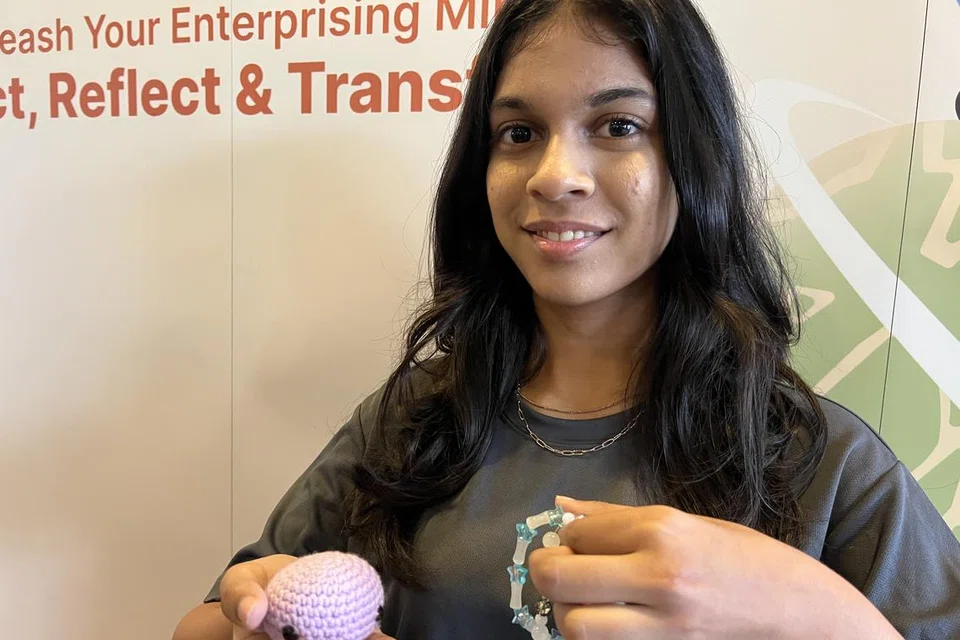 முதியோருக்குக் ‘கிரோ‌ஷே’ (crochet) செய்யக் கற்றுக்கொடுக்கும் தொழில்முனைப்புத் திட்டத்தை (இன்ஸ்டகிராமில் @kn1tnkn0t) தொடங்கியுள்ள சைமன் டி சூசா ஃபாரியா, 16. 