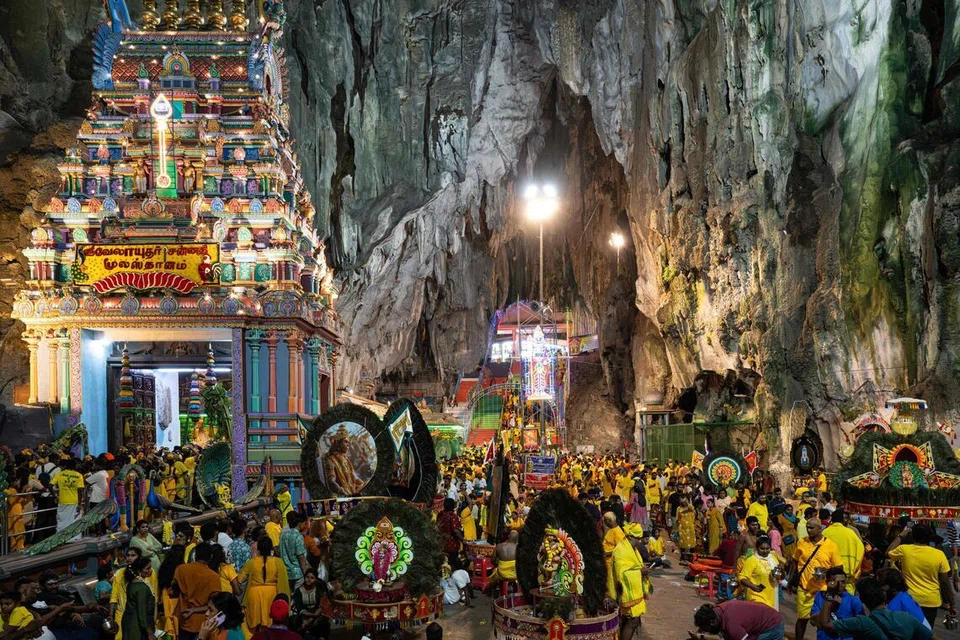 272 படிகளைக் கொண்ட பத்துமலை முருகன் கோவிலில் காவடிகள் புடைசூழ காணும் திசையெங்கும் பக்தர்கள்.