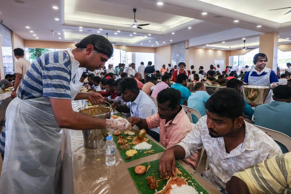 ஸ்ரீ ஸ்ரீநிவாசப் பெருமாள் கோயிலில் அக்டோபர் 13ஆம் தேதியன்று வெளிநாட்டு ஊழியர்களுக்‌குப் புரட்டாசி மாத விருந்து படைக்‌கப்பட்டது.