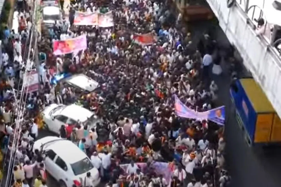  மாநில தேர்தல் ஆணையத்தில் இருந்து விஜயகாந்த் நினைவிடம் வரை கிட்டத்தட்ட 45 நிமிடங்கள் நடந்த பேரணியில் ஆயிரக்கணக்கானோர் கலந்துகொண்டதால் கோயம்பேடு பகுதியில் போக்குவரத்து நிலைகுத்தியது.