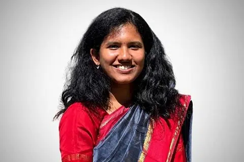 மணிப்பூரில் ஆக இளவயதில் மாவட்ட ஆட்சியராக பொறுப்பேற்றவர் என்ற சாதனையைப் படைத்துள்ளார் தமிழ்நாட்டின் ஏஞ்சலின் ரெனிட்டா.