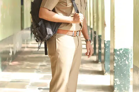 ‘சிறை’ திரைப்படத்தில் விக்ரம் பிரபு காவலராக தோன்றும் காட்சி. 