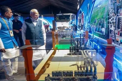 புதிய மின்கடத்தி ஆலை, இந்தியாவின் மாபெரும் மின்னணுப் புரட்சியின் அடுத்த கட்டம் என்றார் திரு மோடி.